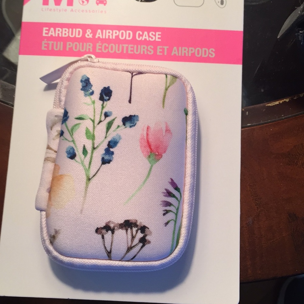 Earbud AirPod case case NWT. Very pretty floral 🌷